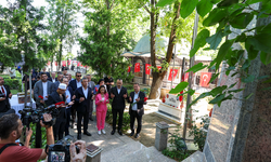 Özgür Özel Manisa’da Ferdi Zeyrek’in mezarını ziyaret etti