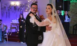 Düğün masrafını düşürmek için damatlığını reklam panosuna çevirdi