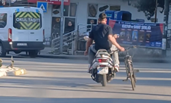 Karacasu'da tehlikeli yolculuk: Motosikletle bisiklet sürdüler