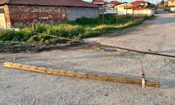 Korkutan kaza: Direkler devrildi, facia ucuz atlatıldı