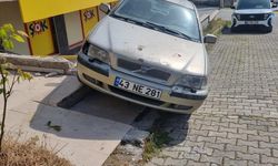 Otomobil asılı kaldı