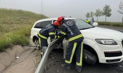 Otomobil bariyerlere ok gibi saplandı; 1 ölü