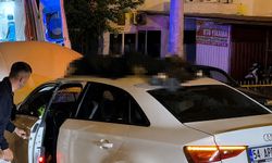 Kazada otomobilin üzerine savrulan motosiklet sürücüsü hayatını kaybetti