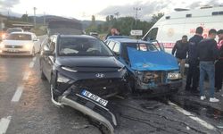 İki otomobil çarpıştı; 3 yaralı