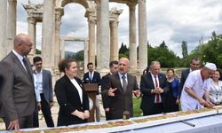 Afrodisias Antik Kenti’nde 14 metrelik pide ziyafeti: TIR’la geldi, omuzlarda taşındı