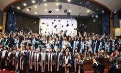 Geleceğin iletişimcileri mezuniyet coşkusuyla uğurlandı