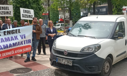 Görme engellilerin yürüyüşüne kaldırımdaki araç engeli