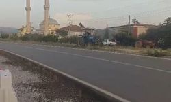 Karacasu'da karayolları yapmayınca vatandaş yaptı: Traktörüyle orta refüjü temizledi
