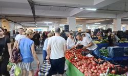 Kuşadası semt pazarına bayram bereketiyle geldi