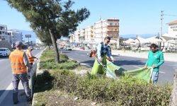 Kuşadası'nda bayram öncesi refüjler bakıma alındı