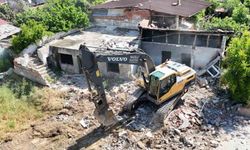 Nazilli’de 25 metruk bina yıkıldı