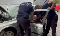 Otomobil park halindeyken alev aldı