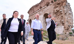 Vali Varol 19 Mayıs sonrası sahada: Kolları sıvayıp tarihi mekanları turladı