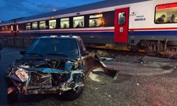 Nazilli'de korkunç kaza: Yolcu treni otomobile çaptı