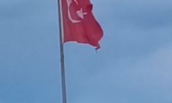 Koçarlı’da rüzgar dev Türk Bayrağı’nı yırttı: Vatandaşlardan Başkan Arıcı’ya çağrı