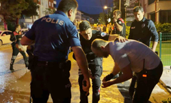 Öfkeli baba, kızını rahatsız eden gencin kulağını kesti: 1’i polis 2 yaralı