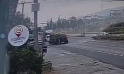 Nazilli’de virajı alamayan sürücü samanların altında kaldı: Kaza anı kameralara yansıdı