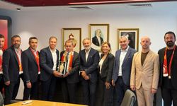 Kuşadası'nda Galatasaray taraftarı 'Şampiyonluk Kupası'nı bekliyor