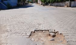 Karacasu Cuma Mahallesi Yolu Köstebek Yuvasına Döndü
