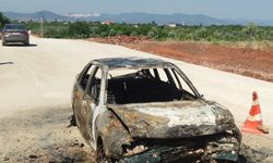 Karacasu'da kum yığınına çarpan otomobil alev alev yandı