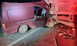 Karacasu'da minibüs kamyona arkadan çarptı: 1 yaralı