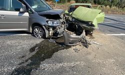 Kaza yine aynı kavşakta: Bozdoğan'da iki araba kafa kafaya girdi