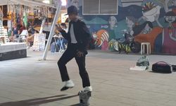 Kuşadalı 'Michael Jackson' zeybek performansıyla hayran bıraktı