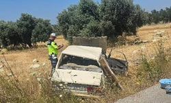 Lastiği patlayan araç tarlaya uçtu