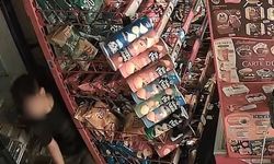 Marketin kapısını kırıp içeri giren çocuklar, marketi talan etti