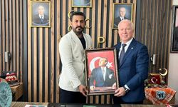 Başkan Cihangiroğlu'na Aydınlı eczacılardan anlamlı hediye