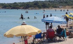 Okullar kapandı; Didim plajları çocuklarla doldu