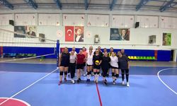 Rekabet değil, dostluk için voleybol oynuyorlar