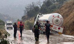 Nazilli’de faciaya ramak kaldı: Benzin yüklü tanker yola gömüldü