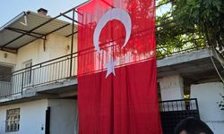 İncirliova’da şehidimizin baba evine Türk bayrağı asıldı