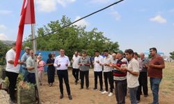 Yıllardır kurduğu hayal gerçek oldu: Türk bayrağı bahçesinde dalgalandı