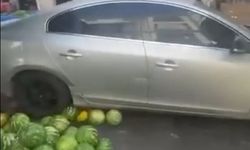 Lüks aracıyla girdiği pazar tezgahını darmadağın etti