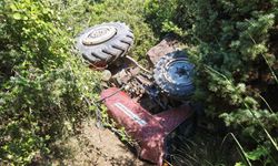 Dereye devrilen traktörün sürücüsü hayatını kaybetti