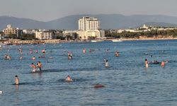 Didim’de plajlar doldu taştı! Kavurucu sıcaklarda sahillere turist akını