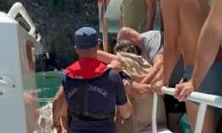 Kuşadası’nda gezi teknesinde panik! Küçük yolcu tahliye edildi