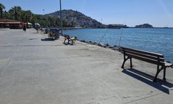 Kuşadası’nda vatandaşlar plajlara sığınıyor