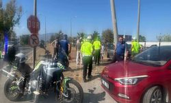 Aydın'da otomobil direğe çarptı: 2 yaralı