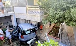 Didim'de korkutan kaza: Apartmanın bahçesine uçtu