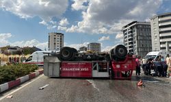 İtfaiye aracı ile kamyon çarpıştı: İki itfaiye eri yaralandı