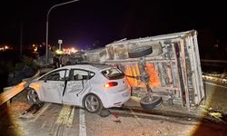 Feci kazada kamyonet yan yattı