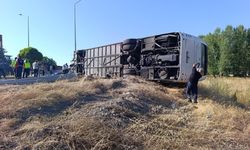 Yolcu otobüsü bariyerlere çarpıp devrildi: 22 yaralı