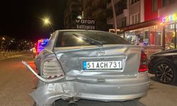 İki otomobil çarpıştı; 2'si çocuk, 6 yaralı