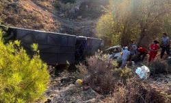 Otobüs ve otomobil şarampole devrildi: 2 ölü, 1 yaralı