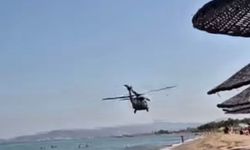 Alçak uçuş yapan helikopter plajda ilgi odağı oldu