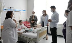 Aydın’da tedavi gören minik hastalara moral oldular