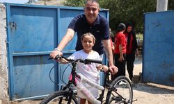 Başkan Arıcı’dan Minik Hazal’ın yüzünü güldüren bisiklet sürprizi
